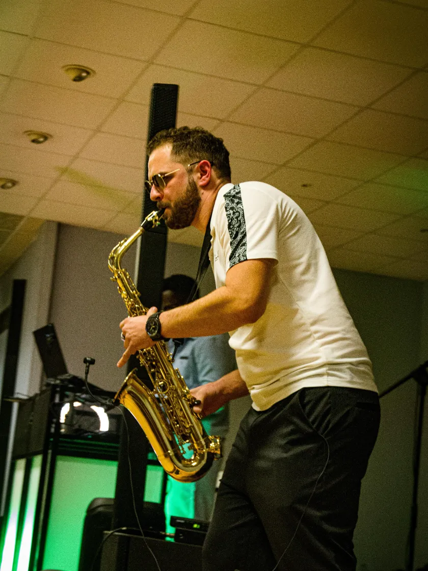 Saxotriss jouant du saxophone en live pendant une réception