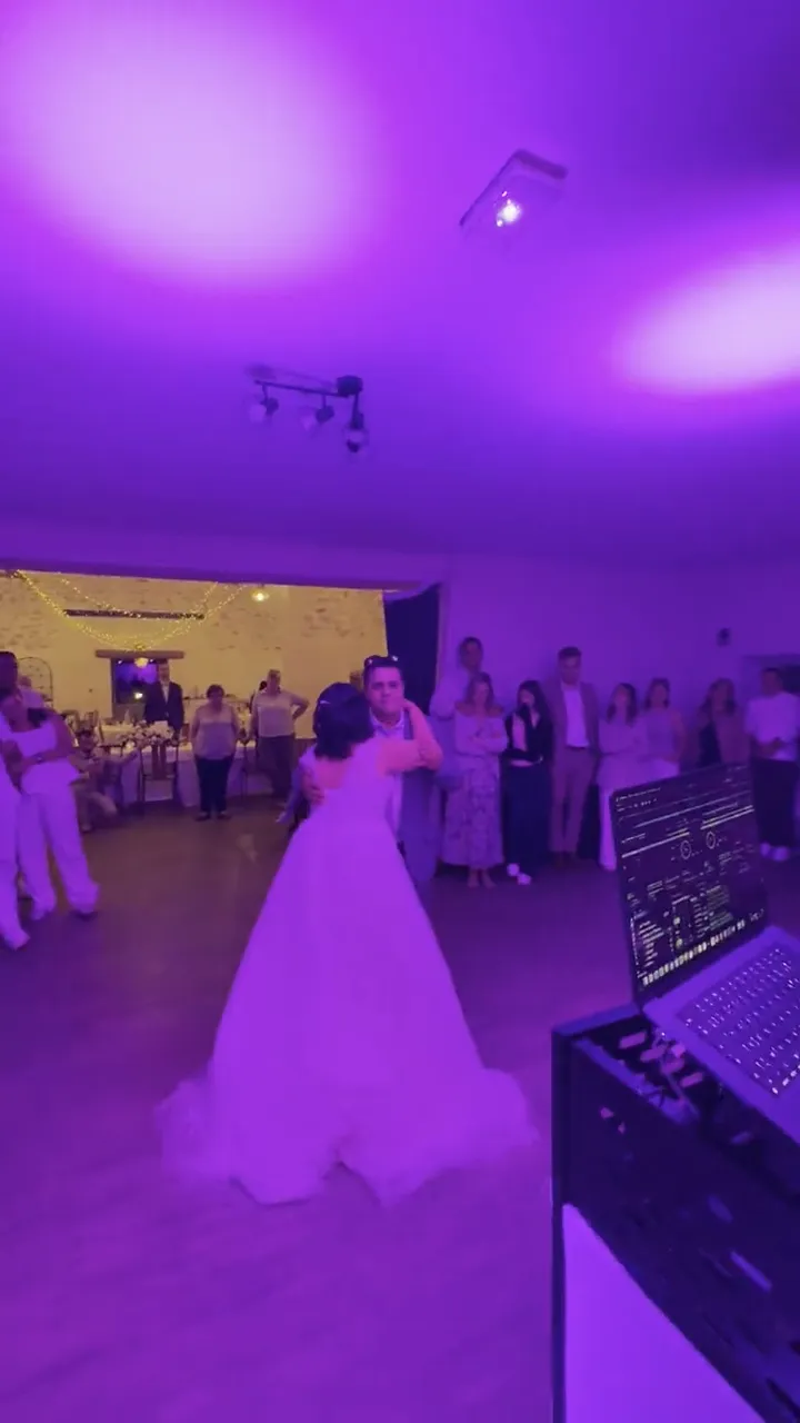 Première danse des mariés filmée depuis la régie, sous la lumière violette