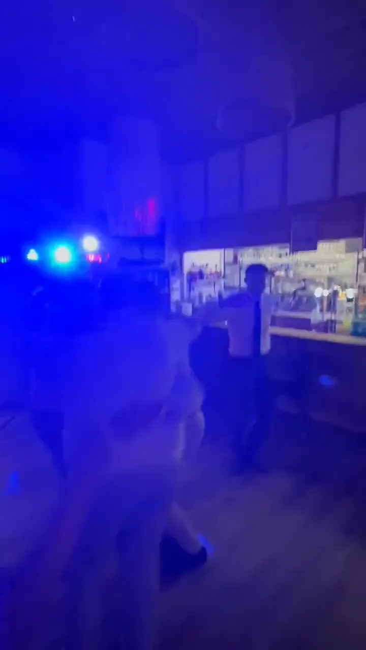 Les invités entrent sur la piste de danse au début de la soirée
