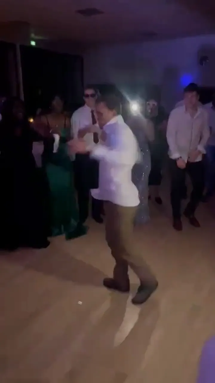 Un invité lance la piste de danse devant les autres convives