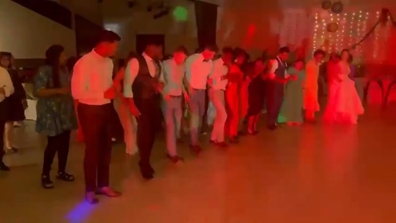 Vue d'ensemble de la piste de danse pendant la soirée