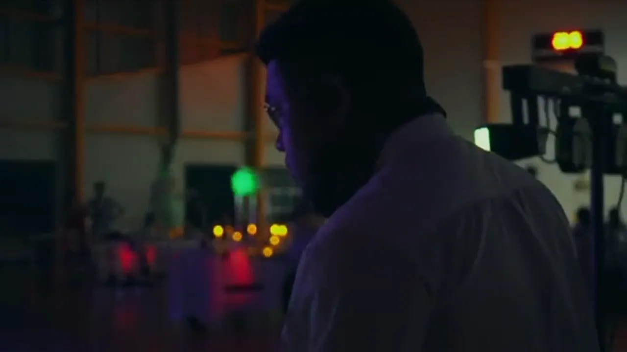 Piste de danse pleine filmée au ras des invités, en plan large