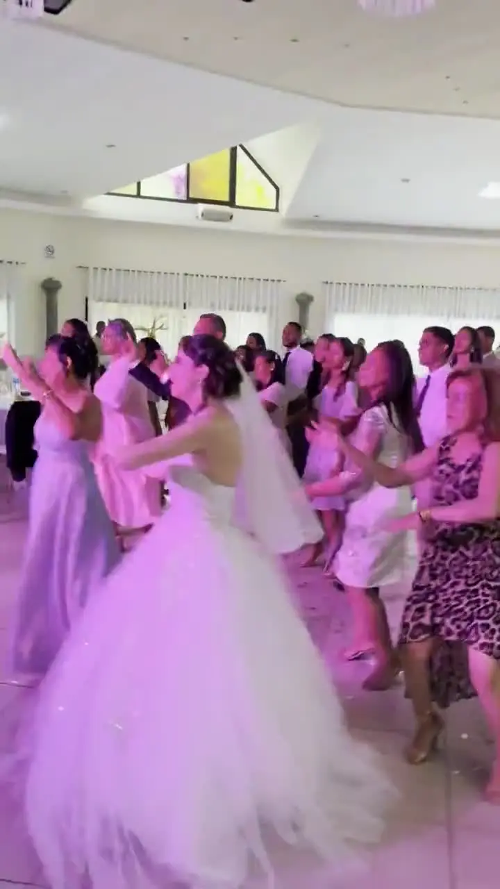 Vidéo : invités dansant sous les lumières de DJ Mélo